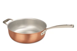 Sartén para salsa de cobre de 28 cm de la gama Signature con mango de acero inoxidable y mango auxiliar. — 1